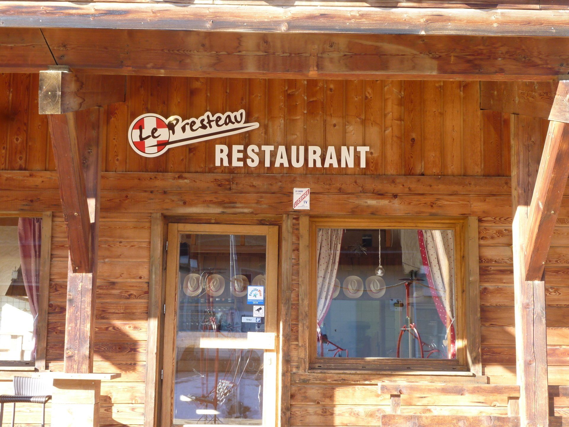 pvc découpé lettres installation saint Gervais