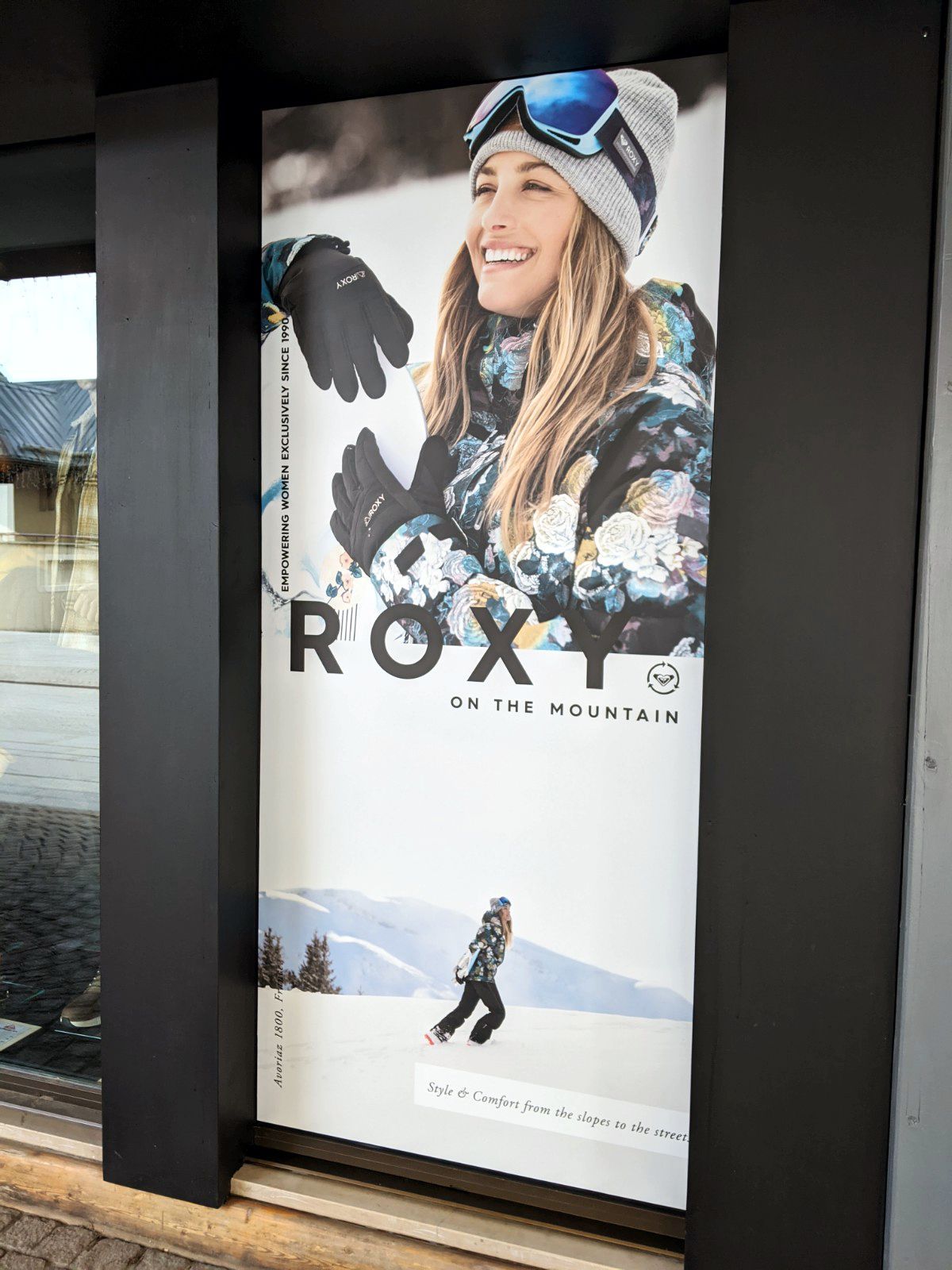 vitrine boutique micro perforé megève