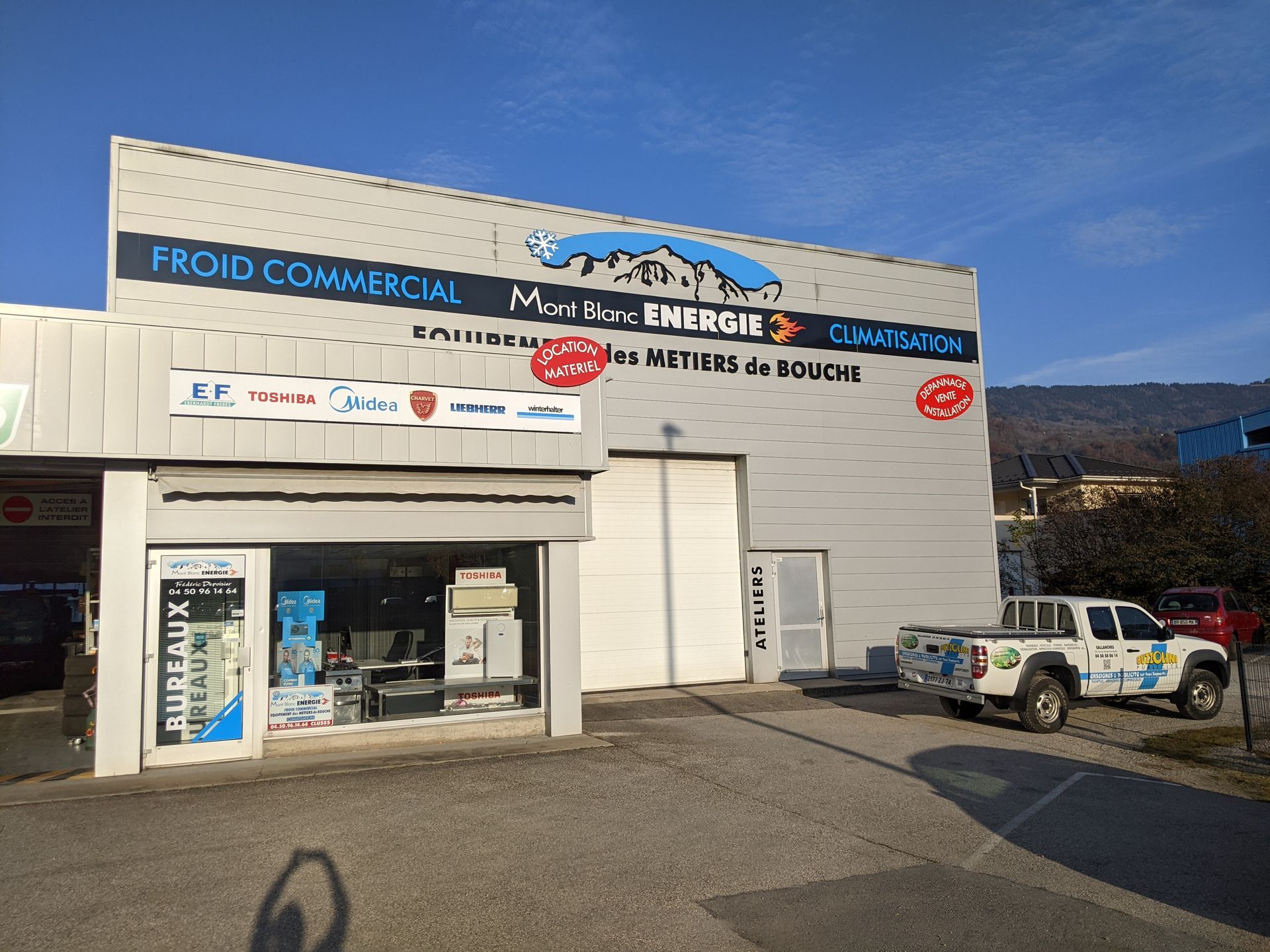 Installation enseignes panneaux mural communication promotion Cluses
