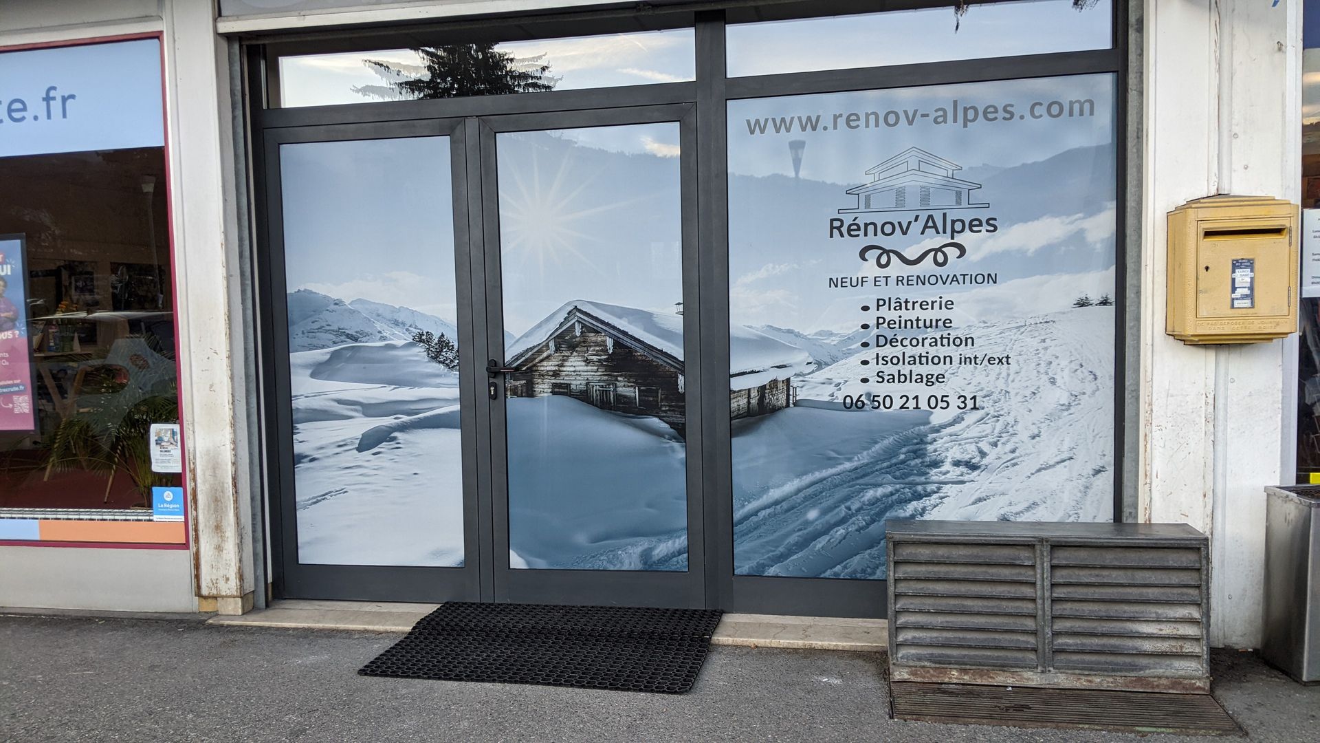 micro perforé sur vitrine magasin en impression numérique
