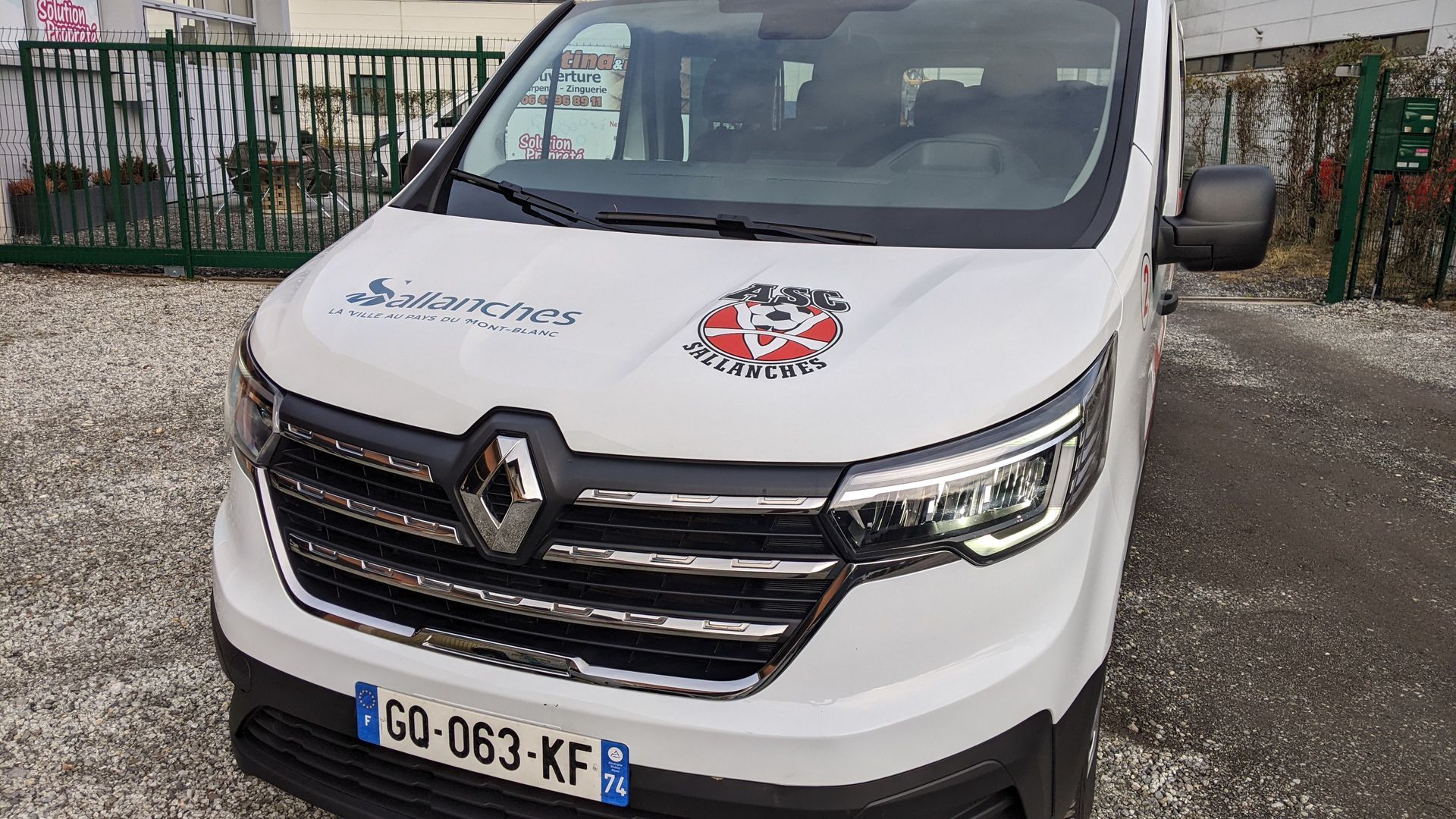 Logo Sallanches et foot sur capot véhicule
