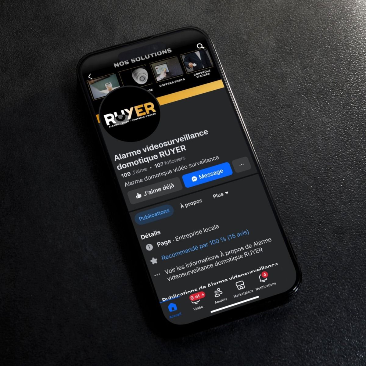 Écran de smartphone affichant une page Facebook au thème sombre pour «Alarme de vidéosurveillance domestique ACHETEUR».