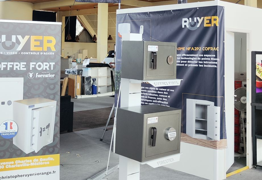 Panneau publicitaire pour services de sécurité. Un cambrioleur de dessin animé tend la main vers une poignée de porte, entouré d'icônes et d'un numéro de téléphone.