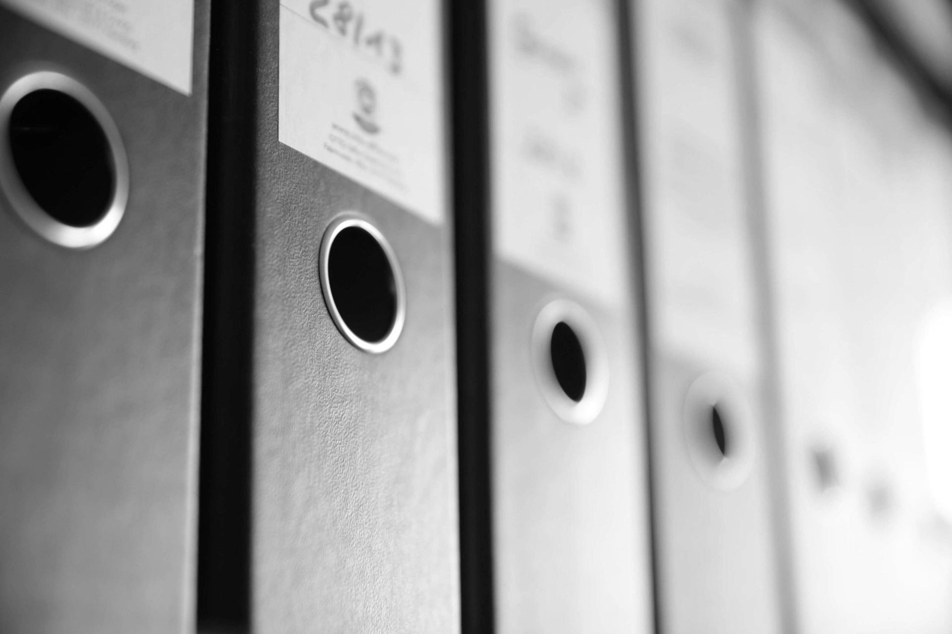 Aktenordner in einem Regal