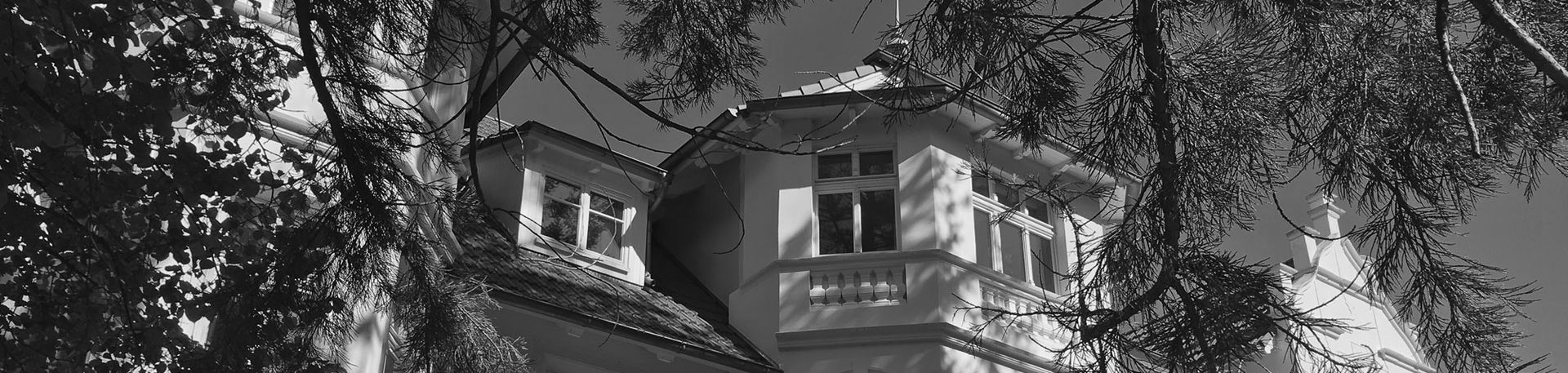 Erker eines Hauses mit Bäumen