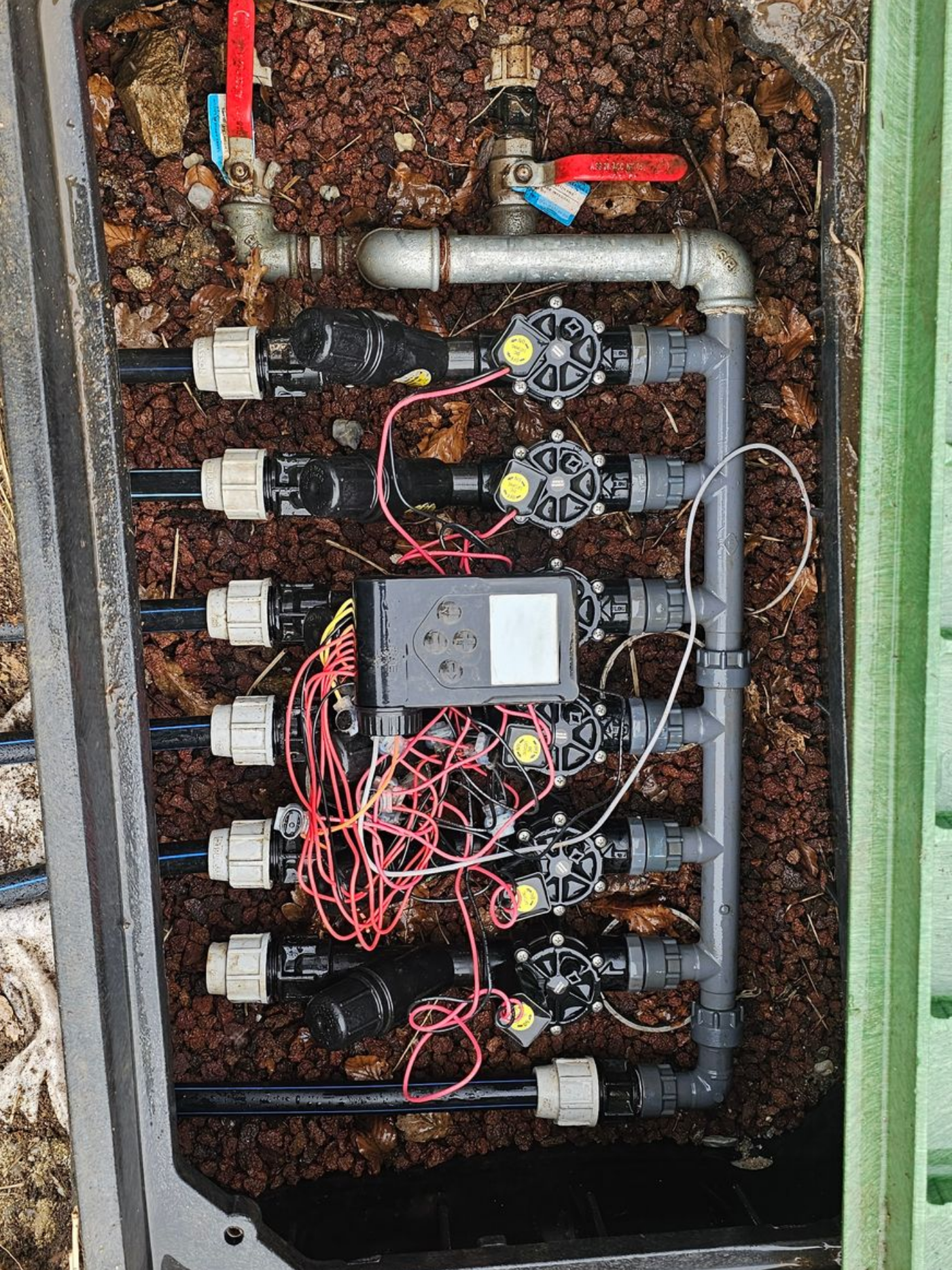 Un coffret pour l'arrosage intégré