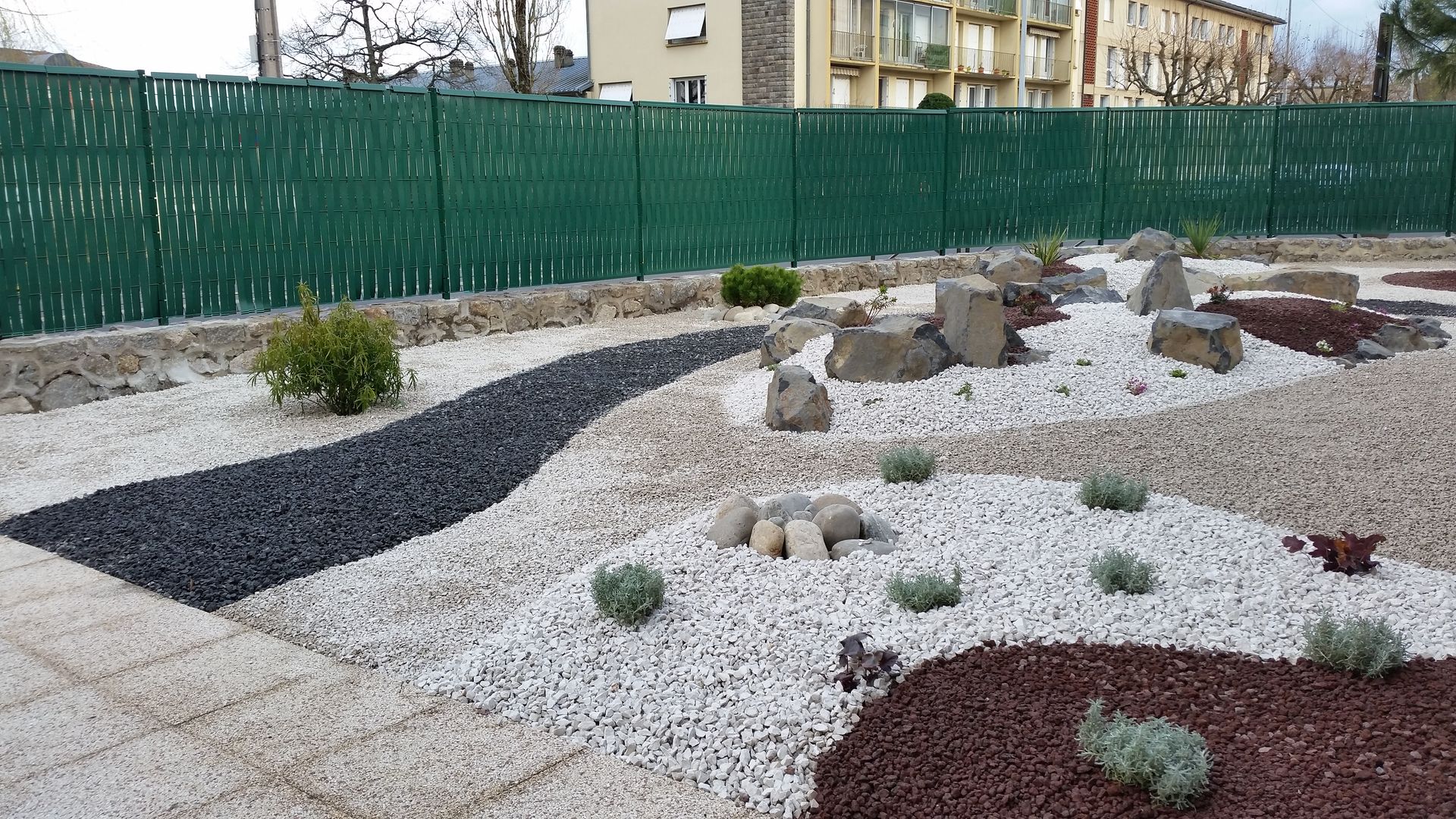 Un jardin avec divers matériaux minéraux