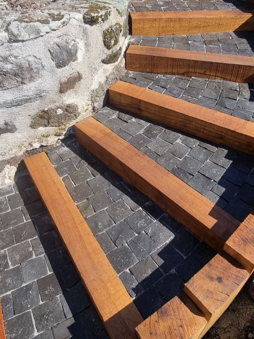 Escalier en bois et pierre