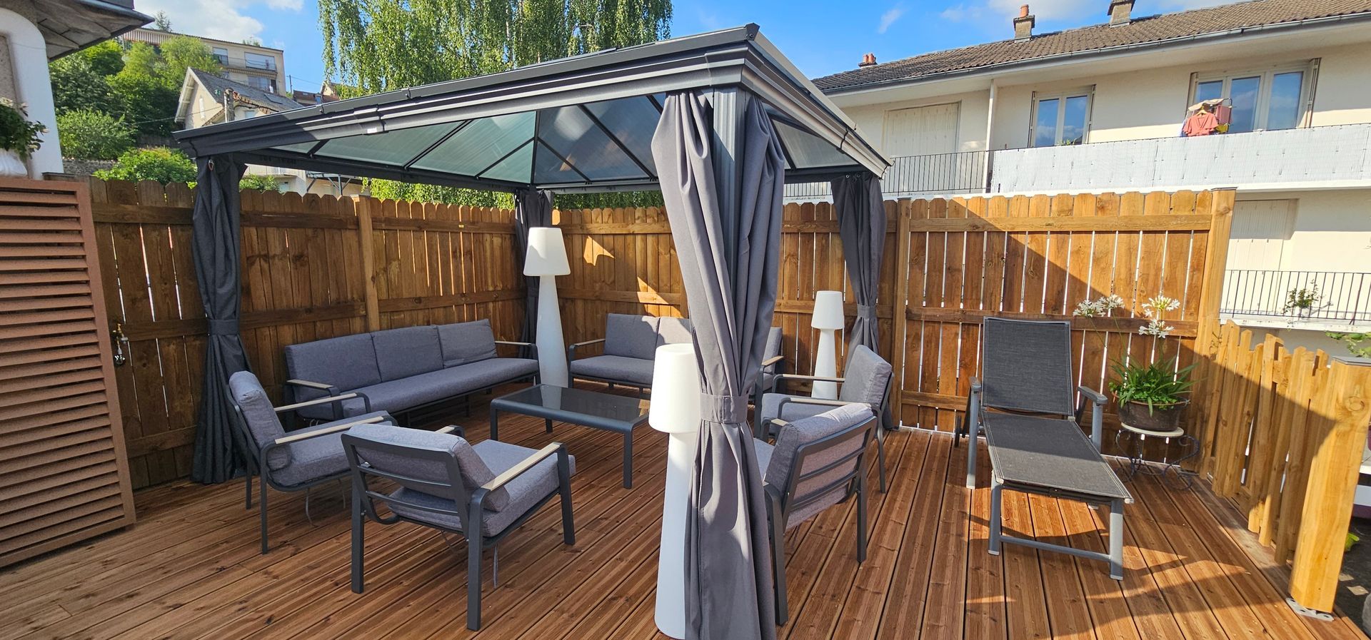 Une terrasse avec une pergola