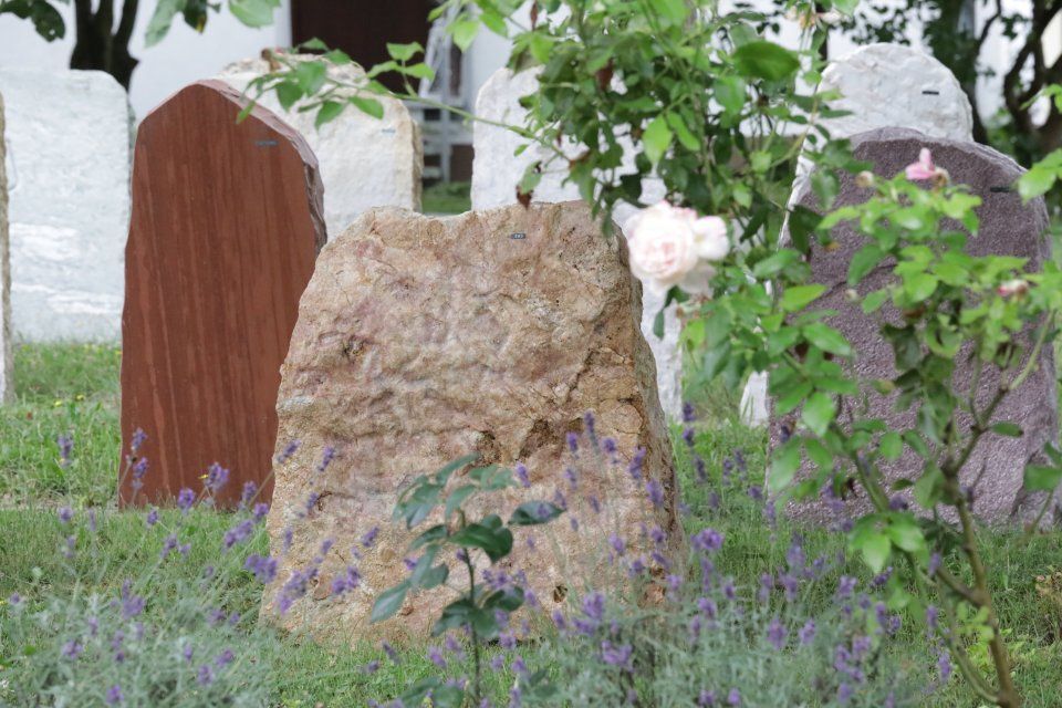 natürlich geformter Grabstein auf einem Friedhof