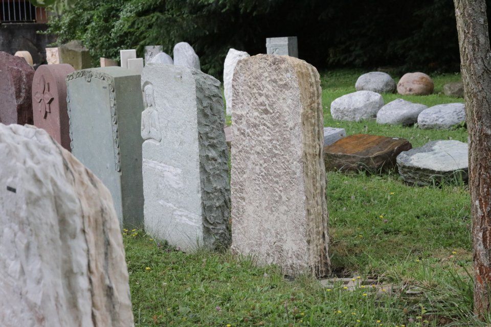 Grabmale auf einem Friedhof mit unterschiedlichen Ornamenten