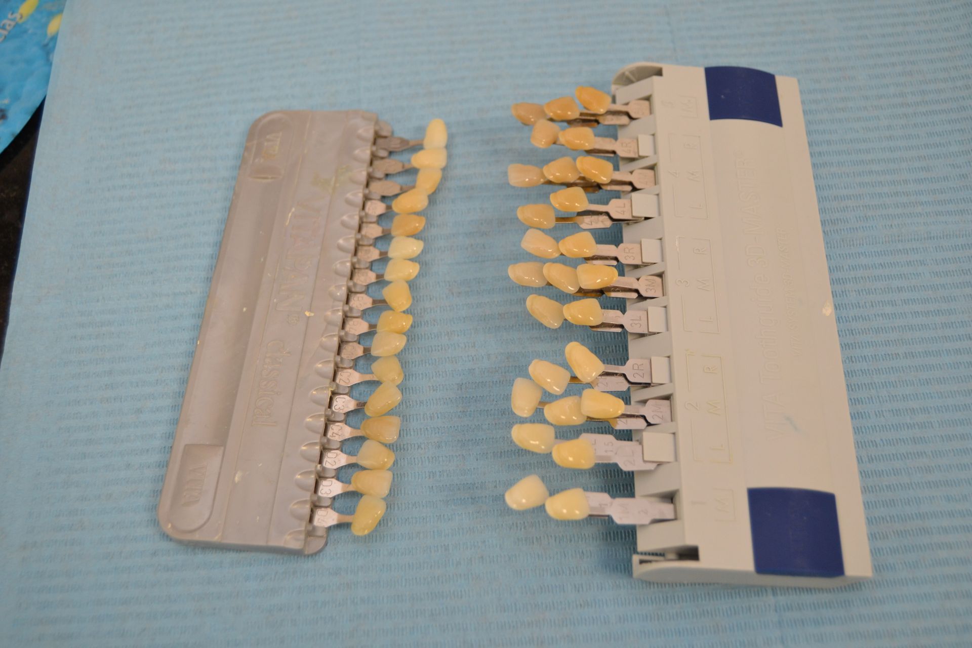 Dos guías de colores dentales con dientes artificiales, que varían en color desde amarillo claro a oscuro.