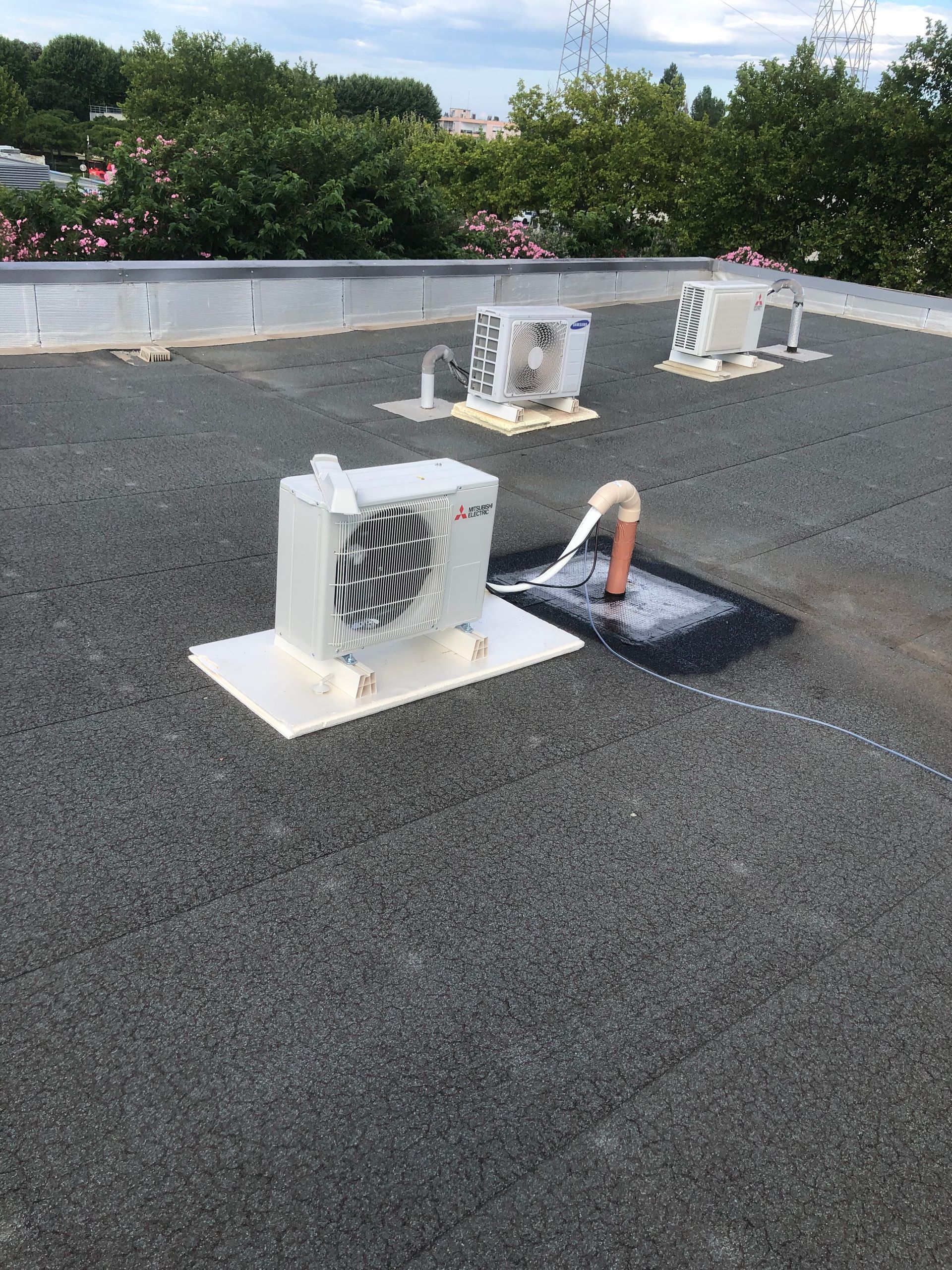 Pompe à chaleur installée sur une toiture plate