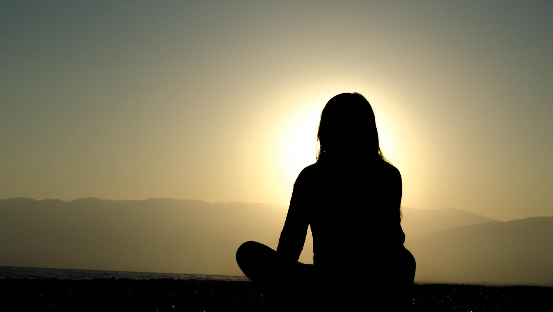Méditation face au soleil couchant