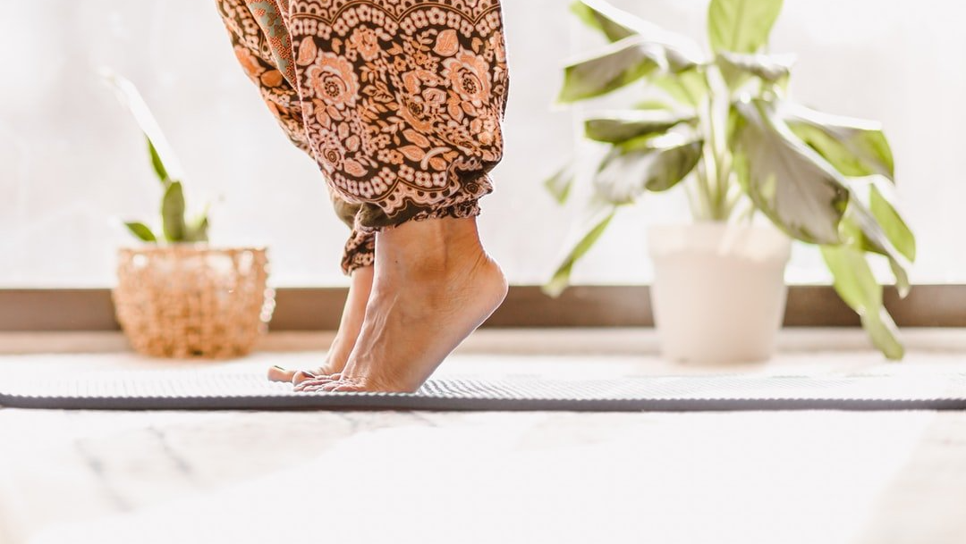 Pieds d'une femme faisant du yoga