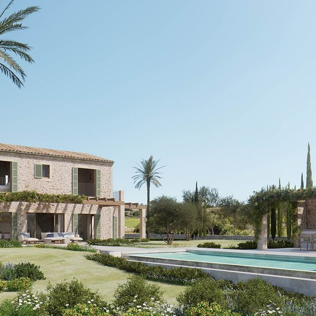 Una casa grande con piscina delante de ella.