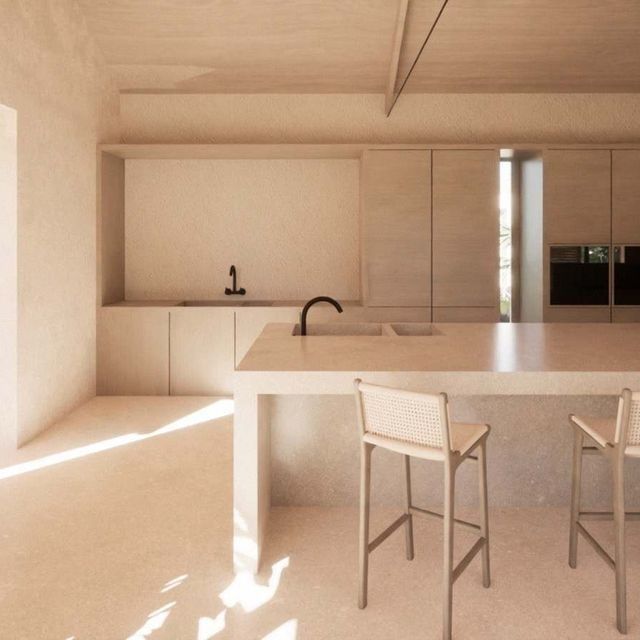 Una cocina con una mesa y sillas y un fregadero.