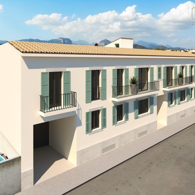 Un edificio blanco con persianas y balcones verdes.