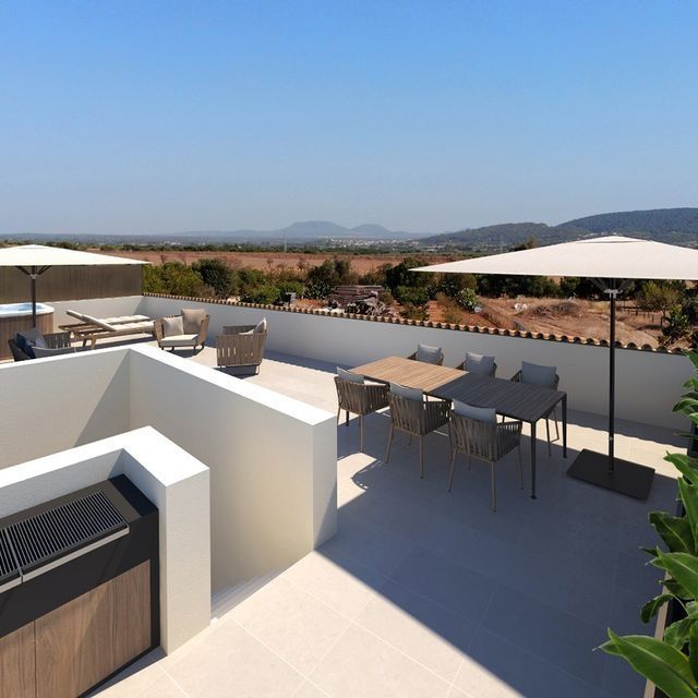 Un patio con mesa, sillas y sombrillas.