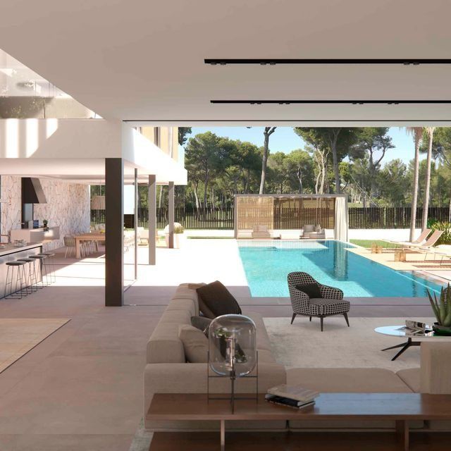 Una sala de estar con una gran piscina al fondo.