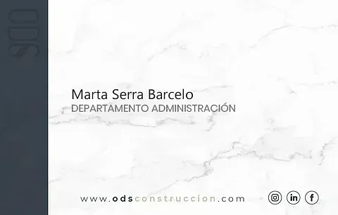 Un fondo de mármol blanco con el nombre Marta Serra Barceló.