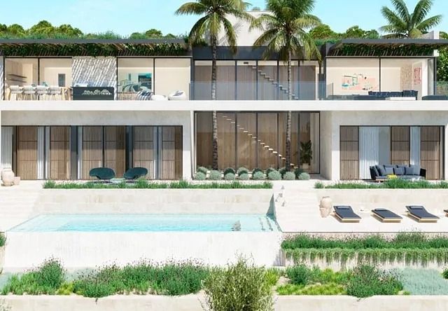Una casa grande con piscina delante de ella.