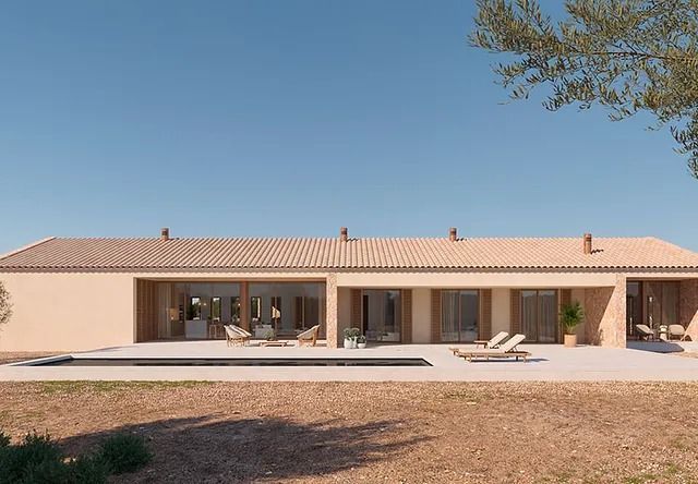 Una casa grande con piscina en el patio trasero.