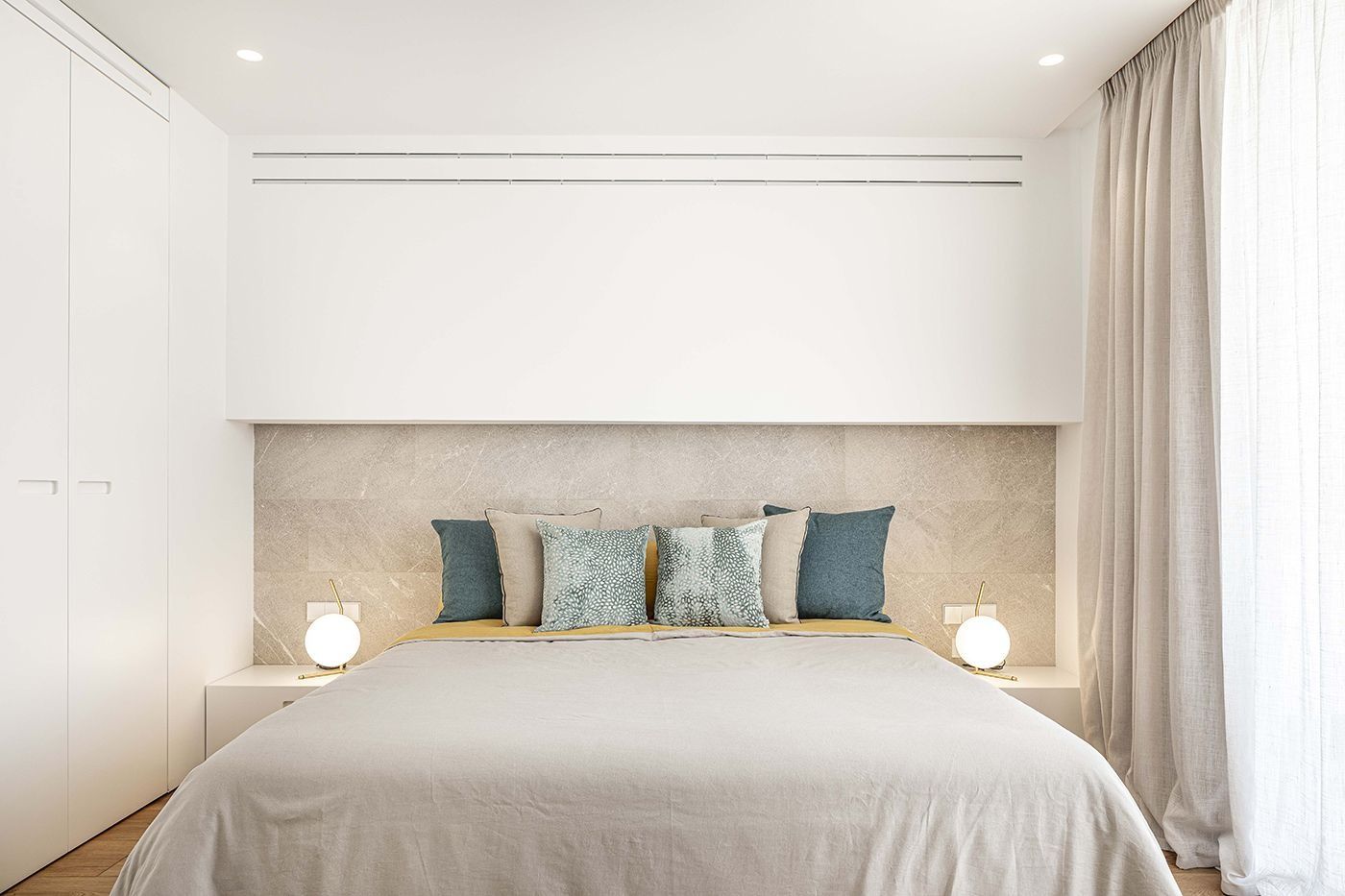 Hay una cama grande en el medio de la habitación.