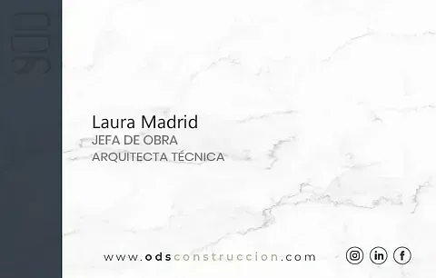 Un fondo de mármol blanco con el nombre Laura Madrid.