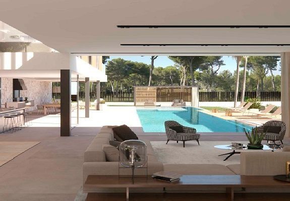 Una sala de estar con un sofá y sillas y una piscina al fondo.