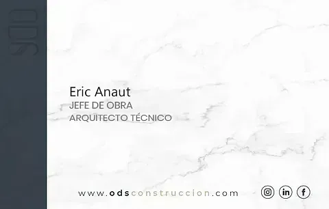 Una tarjeta de presentación para Eric Anault con un fondo de mármol blanco.