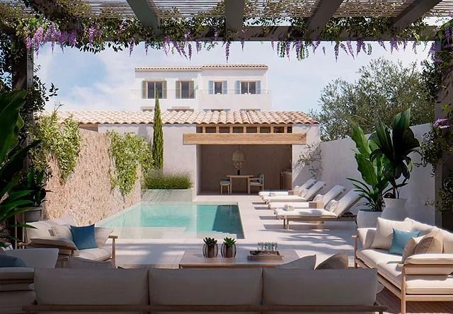 Hay una gran piscina en el patio trasero de una casa.