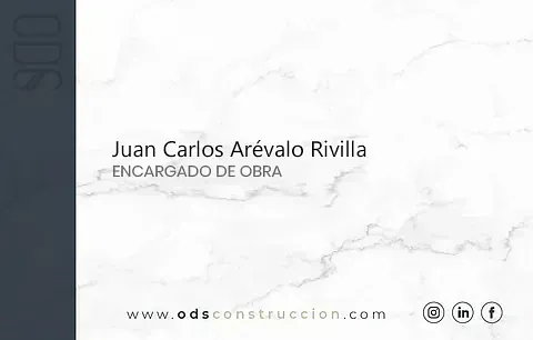 Juan Carlos Arévalo Rivilla Gerente de Construcción está escrito sobre un fondo de mármol blanco