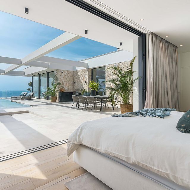 Un dormitorio con una cama grande y vista al mar.