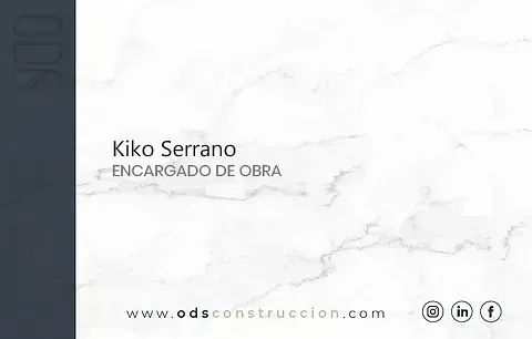 Una tarjeta de visita con fondo de mármol y el nombre Kiko Serrano.
