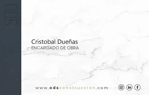 A white marble tile with the words `` cristobal dueñas encargado de obra '' on it.