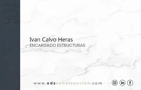 Una tarjeta de presentación para ivan calvo heras con fondo de mármol.