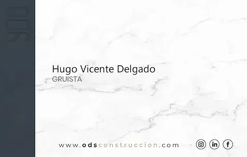 Un fondo de mármol blanco con el nombre hugo vicente delgado.