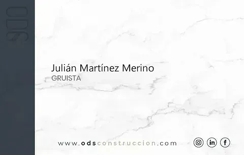 Un fondo de mármol blanco con el nombre Julián Martínez Merino.