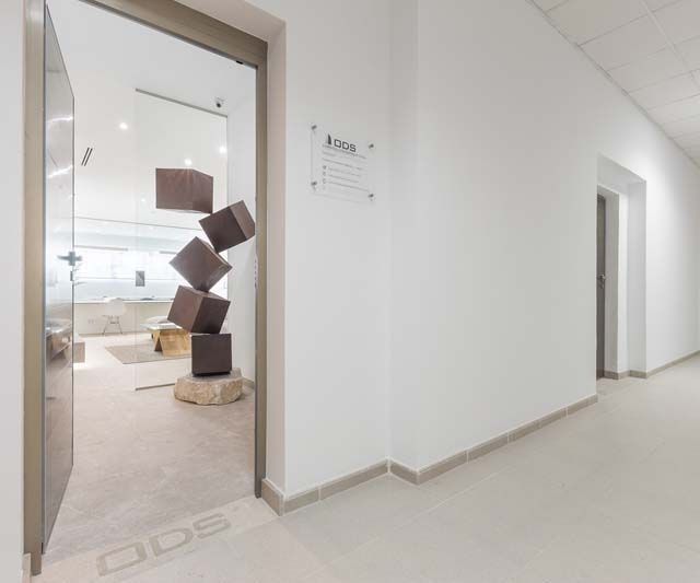 Un pasillo con un cartel que dice dds en el suelo.