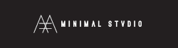 Un logotipo de estudio minimalista sobre un fondo negro.