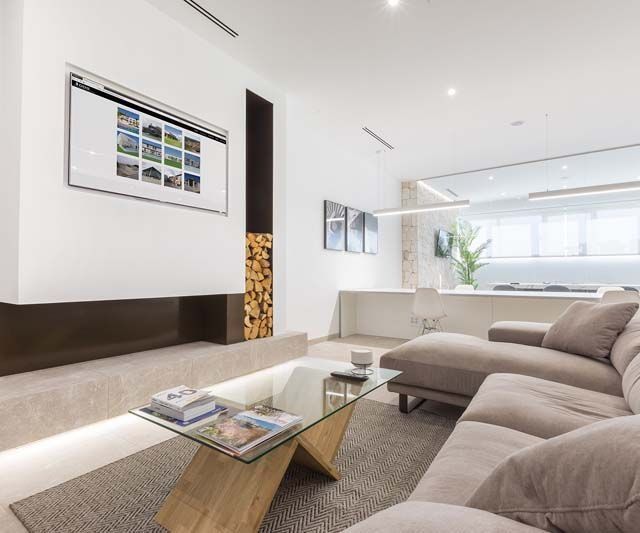 Una sala de estar con un sofá y una mesa de café.