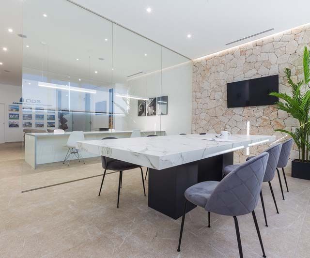 Una sala de conferencias con una mesa y sillas de mármol.