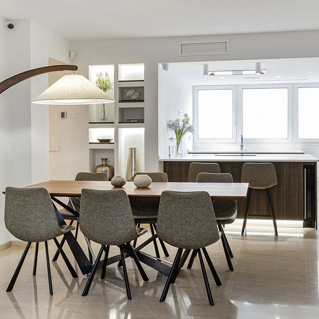 Un comedor con una mesa y sillas y una lámpara.