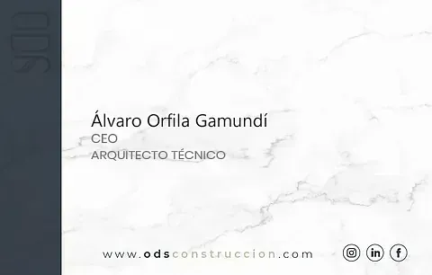 Un fondo de mármol blanco con el nombre Alvaro Orfila Gamundi.