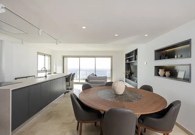 Hay una mesa y sillas en el medio de la habitación.