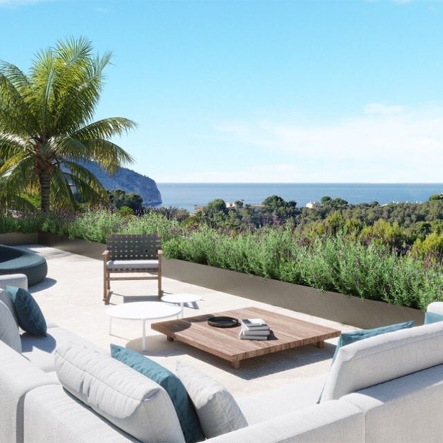 Un patio con vista al mar y a los árboles.