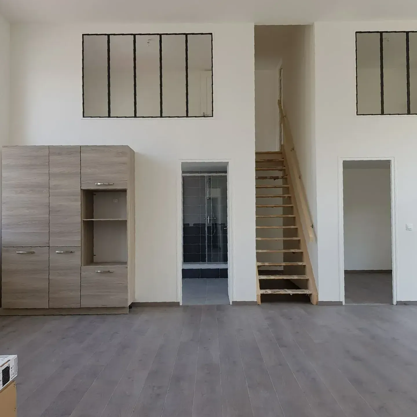 Aménagement intérieur et revêtements rénovés.