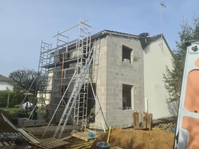 Échafaudages pour une rénovation de maison.