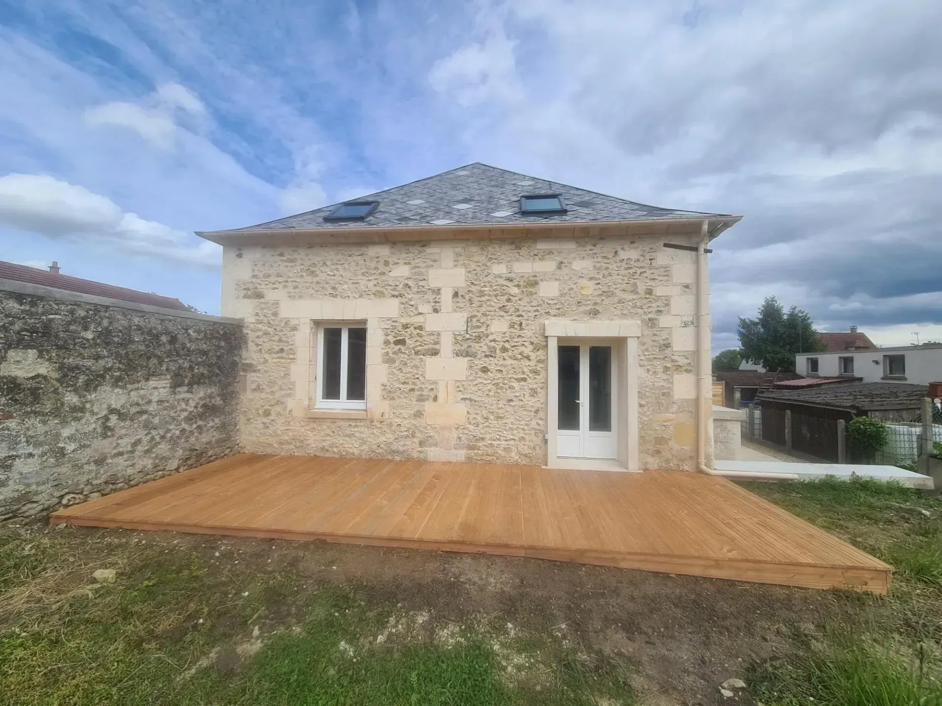Une maison avec façade et terrasse rénovées.